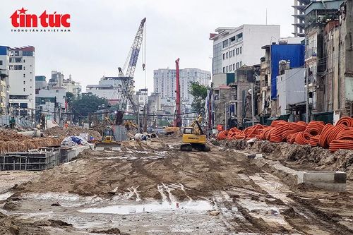 Các dãy nhà hai bên tuyến để lộ phần kết cấu sau giải tỏa, nham nhở và mất mỹ quan đô thị.