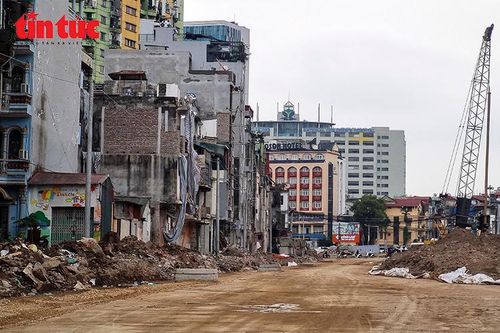 Toàn cảnh công trường thi công Vành đai 1 đoạn Hoàng Cầu – Voi Phục còn ngổn ngang, hạ tầng chưa hoàn thiện.