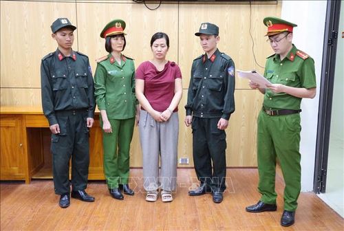 Cơ quan Cảnh sát điều tra Công an tỉnh Phú Thọ ra Lệnh giữ người trong trường hợp khẩn cấp và Quyết định tạm giữ hình sự đối với Nguyễn Thị Hạnh (sinh năm 1982, trú tại phường Xuân Hòa, tỉnh Phú Thọ). Ảnh: TTXVN phát