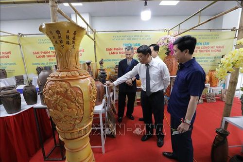Các đại biểu tham quan gian trưng bày gốm Làng Ngòi tại triển lãm.