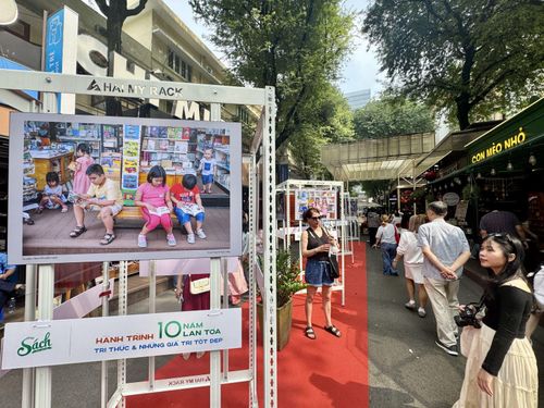 Triển lãm hoạt động của Đường Sách trong chương trình Hành trình 10 năm lan tỏa tri thức và những giá trị tốt đẹp.