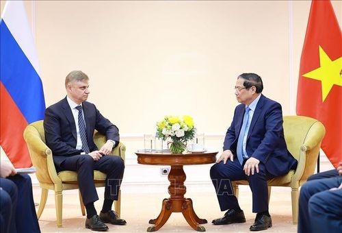 Thủ tướng Phạm Minh Chính tiếp ông Oleg Valentinovich, Giám đốc điều hành kiêm Chủ tịch Hội đồng quản trị Công ty Cổ phần Đường sắt Liên bang Nga. Ảnh: Dương Giang/TTXVN