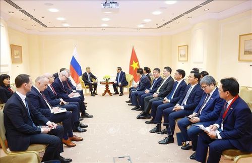 Thủ tướng Phạm Minh Chính tiếp ông Oleg Valentinovich, Giám đốc điều hành kiêm Chủ tịch Hội đồng quản trị Công ty Cổ phần Đường sắt Liên bang Nga. Ảnh: Dương Giang/TTXVN
