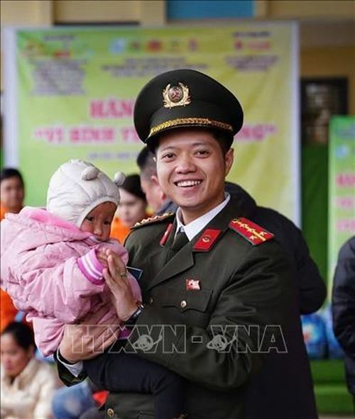 Đại úy Nguyễn Huy Hoàng trong một lần công tác thiện nguyện vùng cao. Ảnh: TTXVN phát
