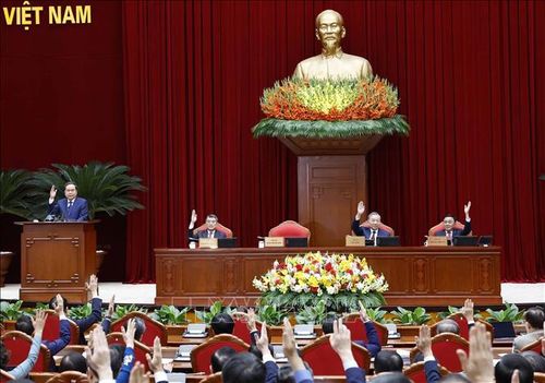 Tổng Bí thư Tô Lâm và các đại biểu biểu quyết thông qua Nghị quyết Hội nghị lần thứ hai Ban Chấp hành Trung ương Đảng khóa XIV. Ảnh: Thống Nhất/TTXVN