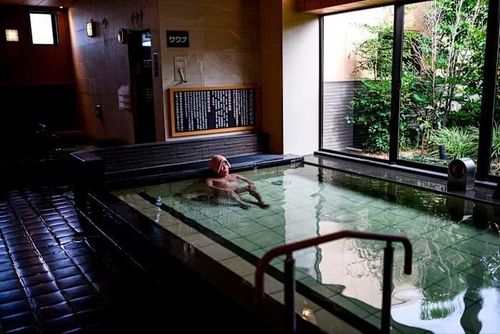 Các nhà tắm nước nóng (onsen) ở Nhật Bản đang phải đối mặt với hóa đơn sưởi ấm cao hơn do giá nhiên liệu tăng vọt. Ảnh: AFP.