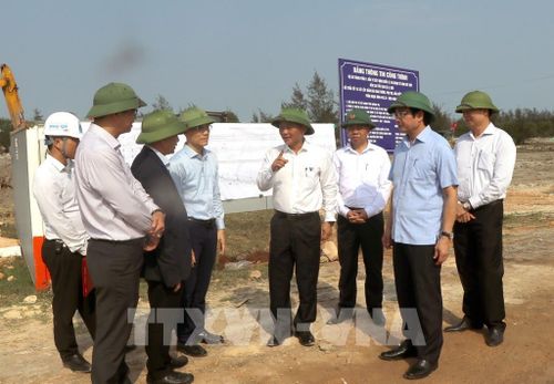 Lãnh đạo tỉnh Quảng Trị kiểm tra, đôn đốc tiến độ thực hiện dự án Quốc lộ 15D kết nối cảng Mỹ Thủy với cao tốc Cam Lộ - La Sơn. Ảnh: Nguyên Linh – TTXVN