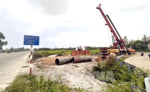 Tinh thần chỉ đạo của tỉnh Quảng Trị là bàn giao mặt bằng đến đâu, thi công đến đó, đồng thời huy động tối đa nguồn lực để đẩy nhanh tiến độ. Ảnh: Nguyên Linh – TTXVN