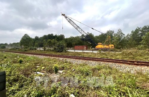 Nhà thầu đã huy động phương tiện, nhân lực chuẩn bị thi công đoạn cầu vượt Quốc lộ 1A và đường sắt Bắc Nam thuộc dự án Quốc lộ 15D. Ảnh: Nguyên Linh – TTXVN