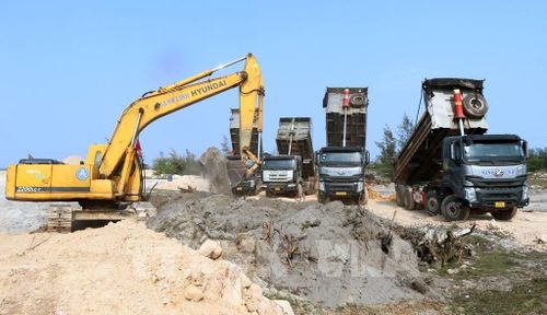 Nhà thầu khẩn trương huy động phương tiện, nhân lực thi công đoạn đầu tuyến nối cảng Mỹ Thủy thuộc dự án Quốc lộ 15D. Ảnh: Nguyên Linh – TTXVN