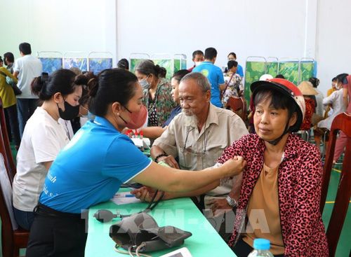 Chị Lê Thị Ngọc Bích cùng đoàn bác sỹ của Bệnh viện Đa khoa Vĩnh Long khám bệnh miễn phí cho người dân. Ảnh: Lê Thúy Hằng – TTXVN