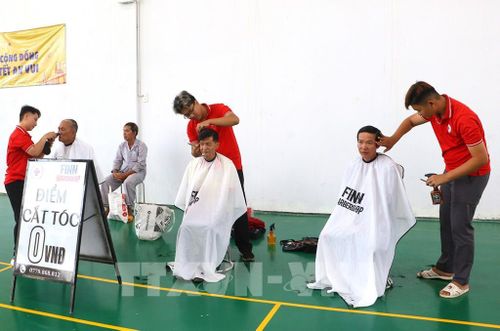 Các đội tình nguyện viên cắt tóc miễn phí cho người dân. Ảnh: Lê Thúy Hằng – TTXVN