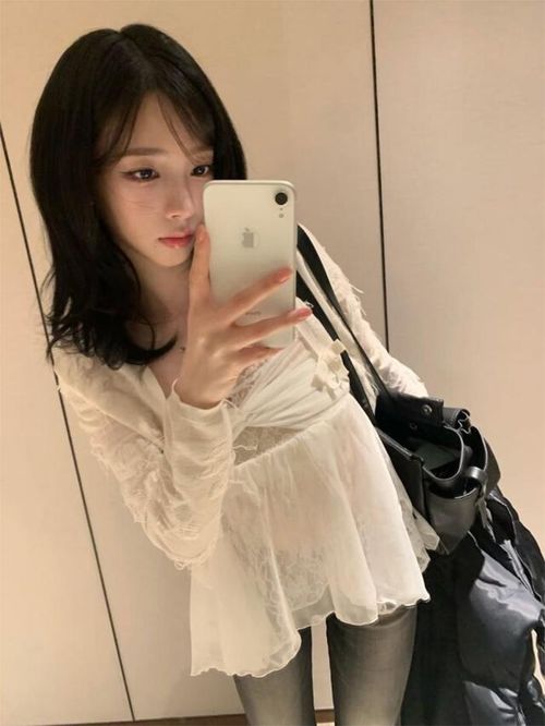 Karina ghi điểm nhờ vẻ ngoài trong trẻo, nhẹ nhàng.