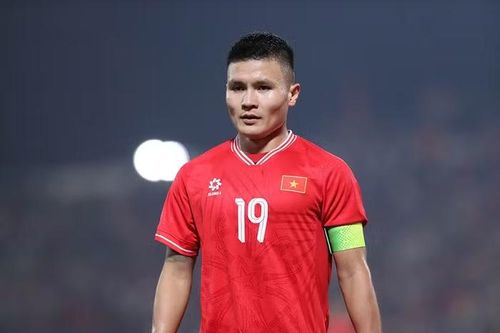  Nguyễn Quang Hải, sinh ngày 12 tháng 4 năm 1997, là một cầu thủ bóng đá chuyên nghiệp người Việt Nam hiện đang thi đấu ở vị trí tiền vệ tấn công hoặc tiền vệ cánh. Anh hiện là đội trưởng của câu lạc bộ V.League 1 Công an Hà Nội và là thành viên không thể thiếu của đội tuyển bóng đá quốc gia Việt Nam. Với chiều cao 1m68 và cân nặng 65kg, Quang Hải không phải là cầu thủ có thể hình lý tưởng nhưng bù lại, anh sở hữu một bộ kỹ năng cá nhân điêu luyện, tư duy chơi bóng hiện đại và khả năng tạo ra đột biến trong mọi khoảnh khắc. Cầu thủ gốc Hà Nội đã sở hữu những danh hiệu cá nhân cao quý như Quả bóng vàng Việt Nam 2018, Quả bóng đồng Việt Nam 2017 và 2025, cùng danh hiệu cầu thủ xuất sắc nhất AFF Cup 2018 