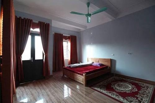  Phòng ngủ của bố mẹ chàng cầu thủ cũng rất rộng, nội thất gỗ và vật dụng trang trí như rèm cửa, thảm nhà có tông màu đỏ thẫm ấm cúng 