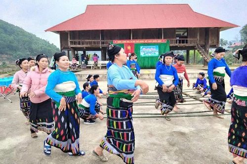 Phụ nữ bản Tứ Chiềng, xã Yên Khương tham gia sinh hoạt văn hóa cộng đồng, gìn giữ và phát huy bản sắc dân tộc.