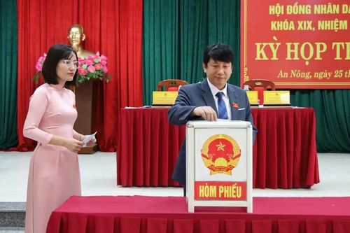Các đại biểu tiến hành bỏ phiếu tại kỳ họp.