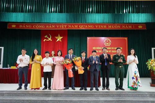 Tặng hoa và chúc mừng các đồng chí vừa được bầu giữ các chức danh của HĐND, UBND xã An Nông.