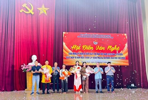 Lãnh đạo Trung tâm Huấn luyện và Thi đấu Thể thao Thanh Hóa trao giải cho các tiết mục đoạt giải nhất, nhì, ba.