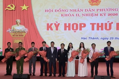 Tặng hoa chúc mừng các đồng chí lãnh đạo UBND phường, ủy viên UBND phường Hạc Thành.