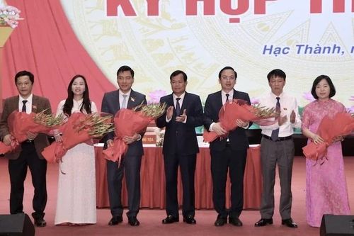 Đồng chí Nguyễn Quang Hải, Tỉnh ủy viên, Phó Chủ tịch HĐND tỉnh cùng các đại biểu tặng hoa chúc mừng các đồng chí Thường trực HĐND, các Ban của HĐND phường Hạc Thành.
