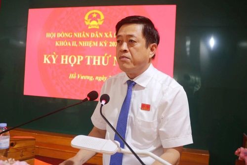 Đồng chí Hàn Duy Điều, Bí thư Đảng ủy, Chủ tịch HĐND xã Hồ Vương phát biểu bế mạc kỳ họp.