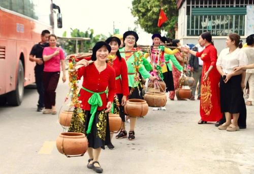 Trong tiếng trống hội rộn ràng và sự cổ vũ hào hứng của người xem, những bước chân nhịp nhàng, những quang gánh đong đầy nước giếng làng đã tái hiện sinh động hình ảnh lao động quen thuộc của người nông dân xưa.