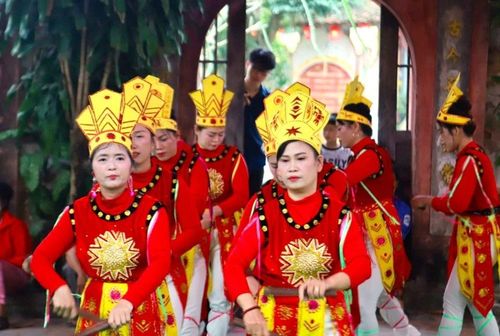 Những lời hát trong trò diễn Tú Huần phản ánh đời sống sinh hoạt, sản xuất, lao động của người dân trong làng. Đồng thời, thể hiện tinh thần đoàn kết, ca ngợi quê hương, đất nước. Đáng chú ý, động tác múa của mỗi người trong trò Tú Huần có dáng gần giống hình người khắc trên trống đồng Đông Sơn, phản ánh nét văn hóa lâu đời của vùng đất cổ Quỳ Chử.