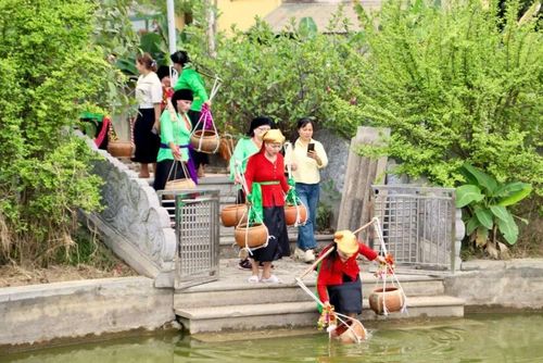 Gánh nước và giã gạo nấu cơm là trò chơi nổi bật trong chuỗi hoạt động hội làng. Dân làng chia thành các đội thi theo thôn, trong trang phục truyền thống với áo tứ thân, khăn xếp, quang gánh và chõ đựng nước... xuất phát từ đình Trung đến giếng Chùa và giếng Đình Đông để lấy nước mang về.