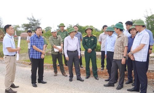 Chủ tịch UBND tỉnh Quảng Trị Lê Hồng Vinh kiểm tra dự án Đường ven biển kết nối hành lang kinh tế Đông - Tây giai đoạn 1 tại xã Cửa Việt