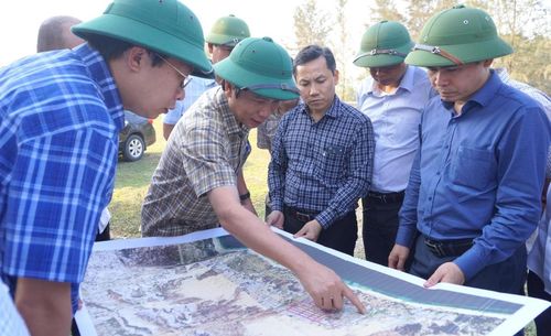 Phó Chủ tịch Thường trực UBND tỉnh Quảng Trị Hoàng Nam kiểm tra thực địa tuyến đường bộ ven biển đoạn từ đường Dương Khê đến ranh giới thành phố Huế