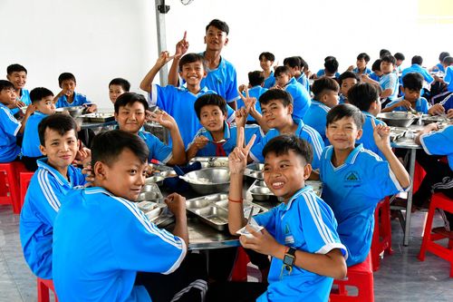 Học sinh Trường Phổ thông Dân tộc nội trú trung học cơ sở Đông Thái ăn trưa. Ảnh: BẢO TRÂN