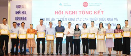 Trao giấy khen các cá nhân có nhiều thành tích trong công tác phòng, chống đuối nước trẻ em giai đoạn 2024 - 2026.