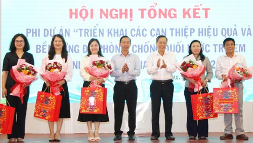 Trao hoa và quà tri ân các tổ chức, đơn vị, cá nhân đã tích cực hỗ trợ và phối hợp triển khai phi dự án thời gian qua.