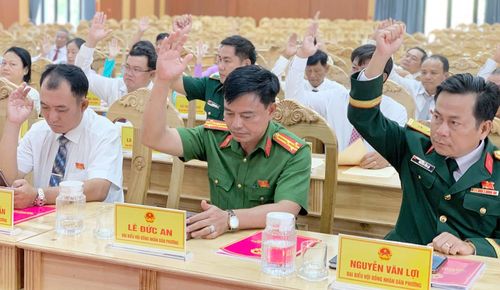 Đại biểu HĐND phường Hà Tiên biểu quyết thông qua các nghị quyết.