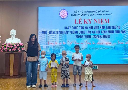 Nhà hảo tâm tặng quà cho trẻ em có hoàn cảnh khó khăn đang điều trị tại Bệnh viện Phụ Sản - Nhi Đà Nẵng. Ảnh: N.Q