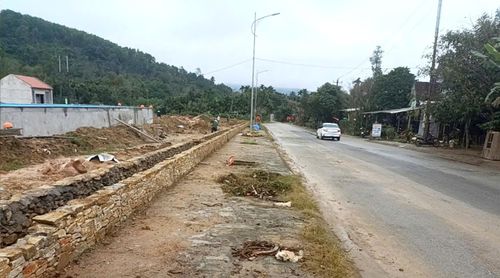 Một trường hợp vi phạm hành lang an toàn quốc lộ 40B, đoạn qua xã Thạnh Bình. Ảnh: NGUYỄN SỸ