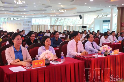 Đại biểu dự chương trình.
