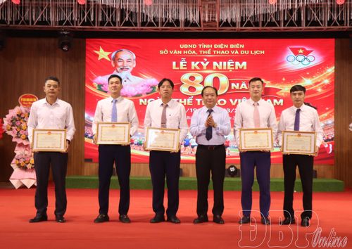 Phó Chủ tịch UBND tỉnh Nguyễn Minh Phú trao Bằng khen cho tập thể, cá nhân có thành tích xuất sắc trong xây dựng và phát triển TDTT tỉnh Điện Biên.