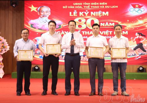 Lãnh đạo Sở Văn hóa, Thể thao và Du lịch tặng Giấy khen các tập thể có thành tích xuất sắc trong xây dựng và phát triển TDTT tỉnh Điện Biên.