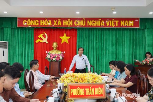 Phó Bí thư Đảng ủy, Chủ tịch UBND phường Trấn Biên Nguyễn Duy Tân phát biểu giao nhiệm vụ. Ảnh: Thùy Anh