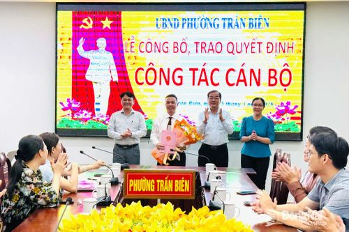 Lãnh đạo UBND phường Trấn Biên trao quyết định bổ nhiệm lãnh đạo Trung tâm Dịch vụ tổng hợp. Ảnh: Thùy Anh
