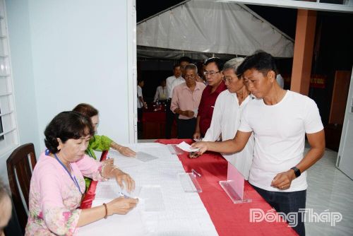 Ngay từ sáng sớm, nhiều cử tri phường Gò Công có mặt để tiến hành bỏ phiếu. Ảnh. M. THÀNH