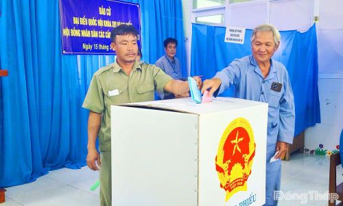 Cử tri xã Gia Thuận phấn khởi tham gia bỏ phiếu tại khu vực bỏ phiếu trong ngày bầu cử. Ảnh: N. AN