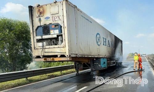 Lực lượng Cảnh sát giao thông có mặt tại hiện trường hỗ trợ chữa cháy.
