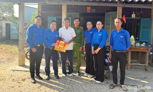 Đoàn Thanh niên xã Long Bình tổ chức thăm hỏi, tặng quà gia đình chính sách 