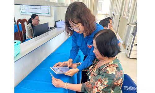 Đoàn viên hỗ trợ người dân sử dụng dịch vụ công trực tuyến.