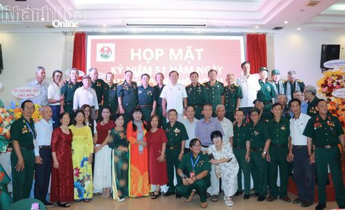 Các đại biểu chụp hình lưu niệm tại buổi gặp mặt.