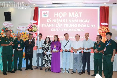 Tặng quà cho các gia đình liệt sĩ.