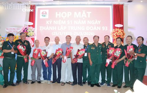 Tặng huy hiệu kỷ niệm cho các cựu quân nhân tham gia Trung đoàn 93 từ những ngày đầu thành lập.